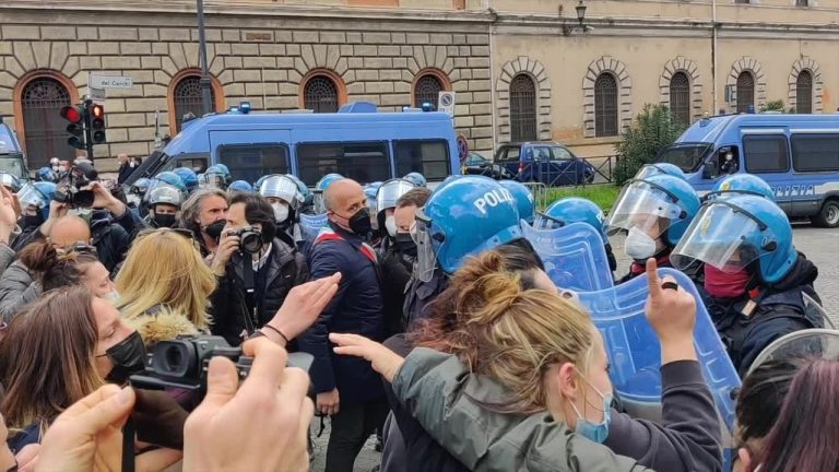 Sit in ristoratori al Circo Massimo, tensioni con la polizia