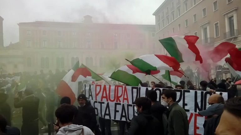 Corteo “Io apro”, tensione manifestanti-forze dell’ordine