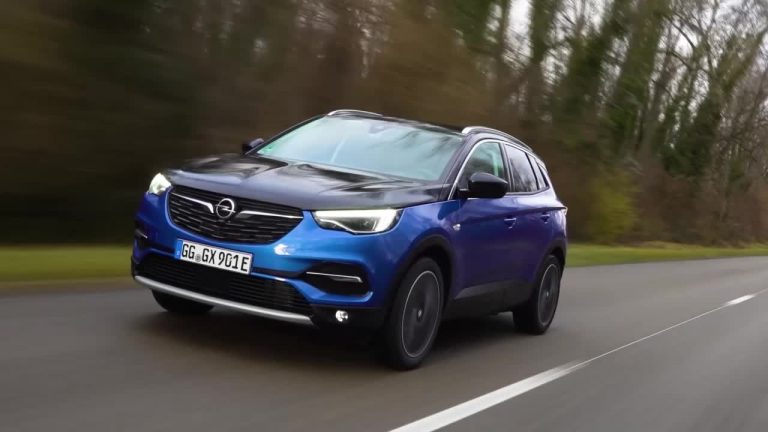 Opel Grandland X ibrida: 300cv e trazione integrale ad emissioni ridotte