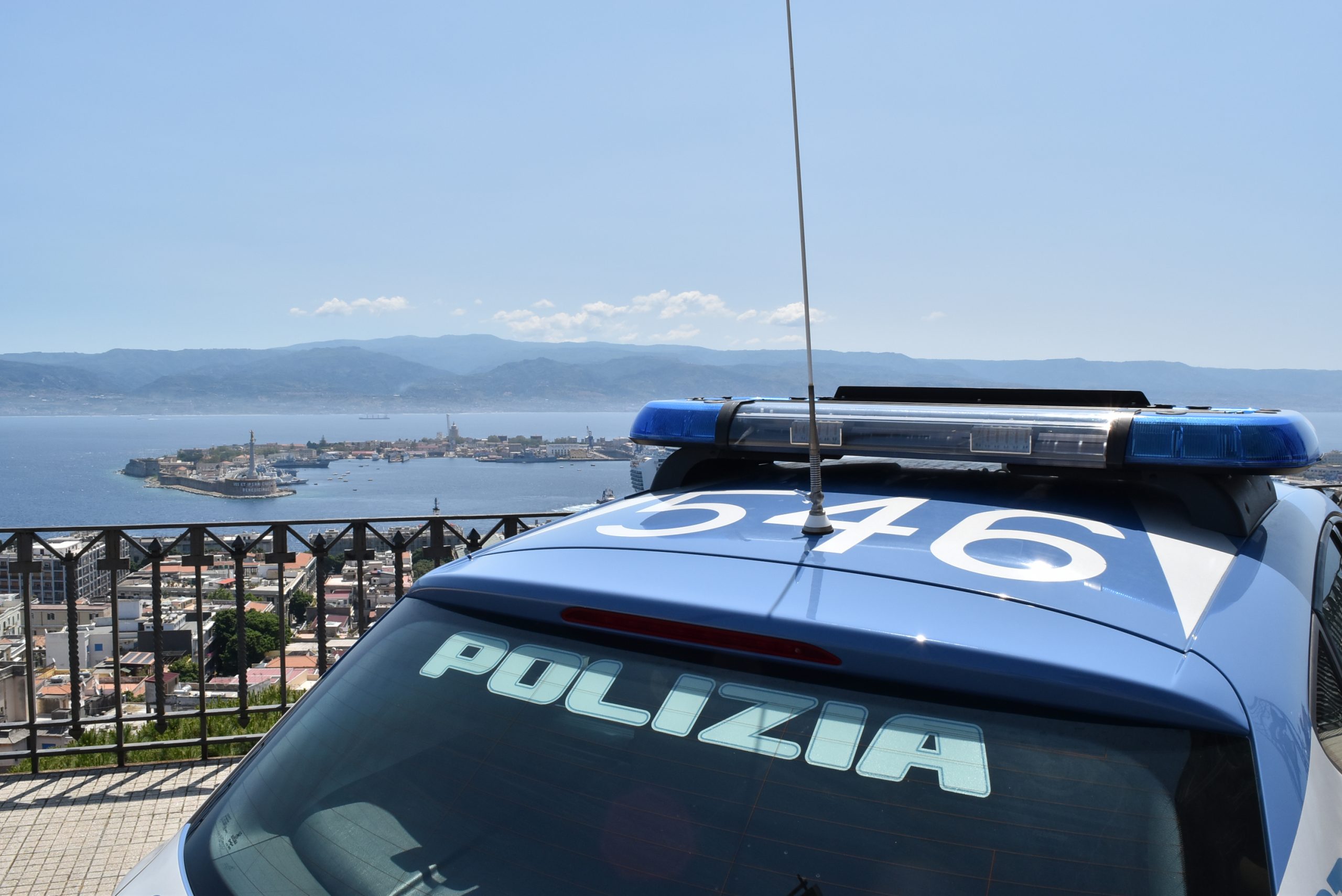 Picchiano e drogano 53enne: tre arresti