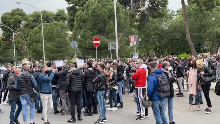 Covid, monta protesta acconciatori ed estetiste a Palermo