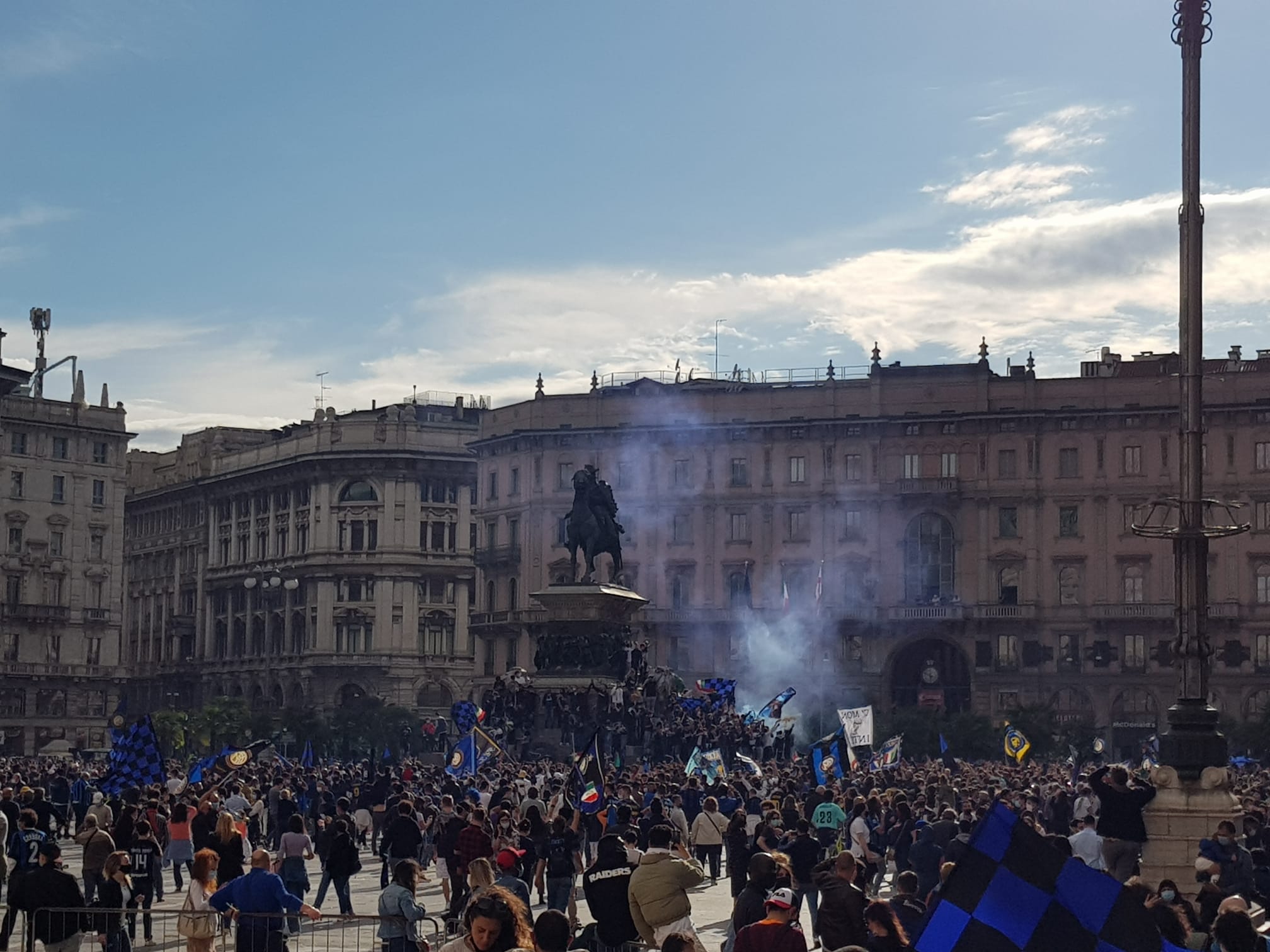 Scudetto Inter, assembramenti in piazza Duomo per la festa dei tifosi