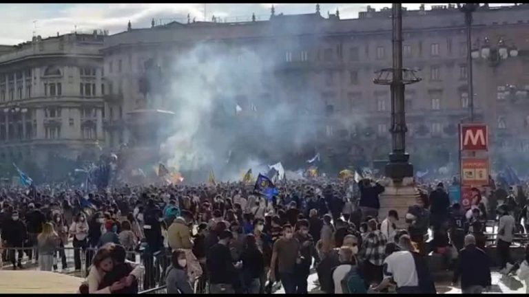 Inter campione d’Italia, la festa dei tifosi in piazza Duomo