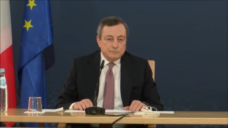 Siparietto fra Draghi e il pavone a Oporto “Ci accompagna…”