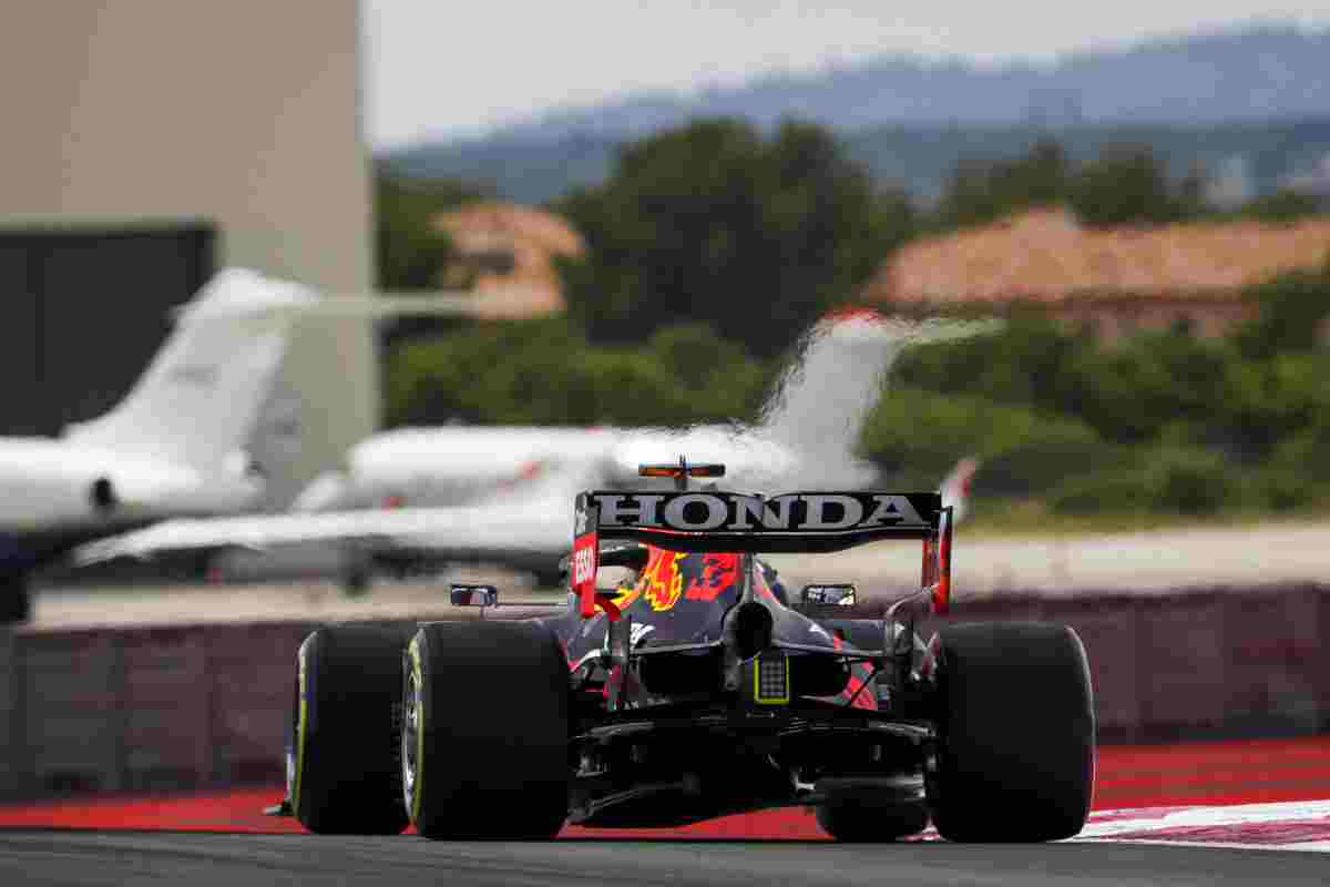 Verstappen guida le libere in Francia, Mercedes inseguono