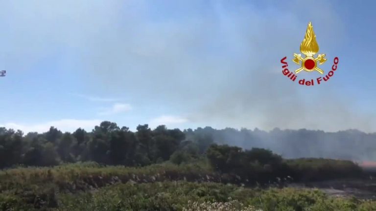 Lecce, i canadair intervengono per spegnere un incendio