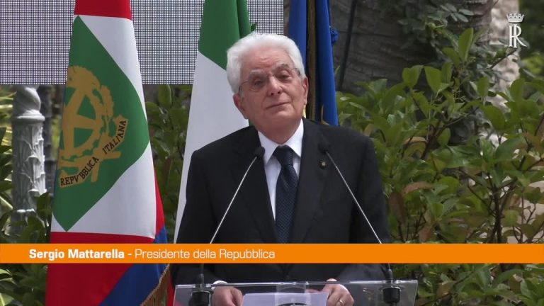 Mattarella consegna il tricolore per Tokyo2020