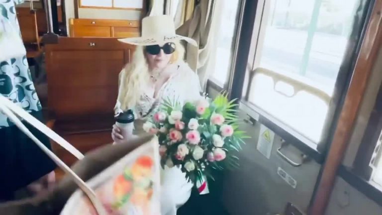 Madonna saluta la Puglia, video in treno storico