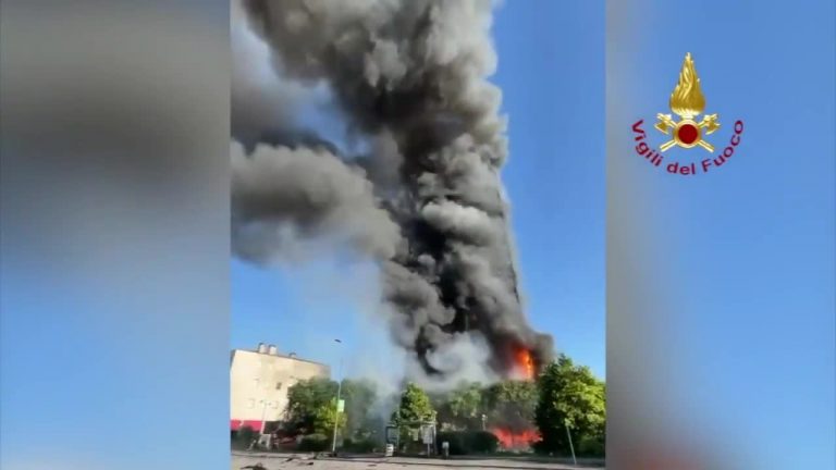 Milano, incendio devasta un palazzo