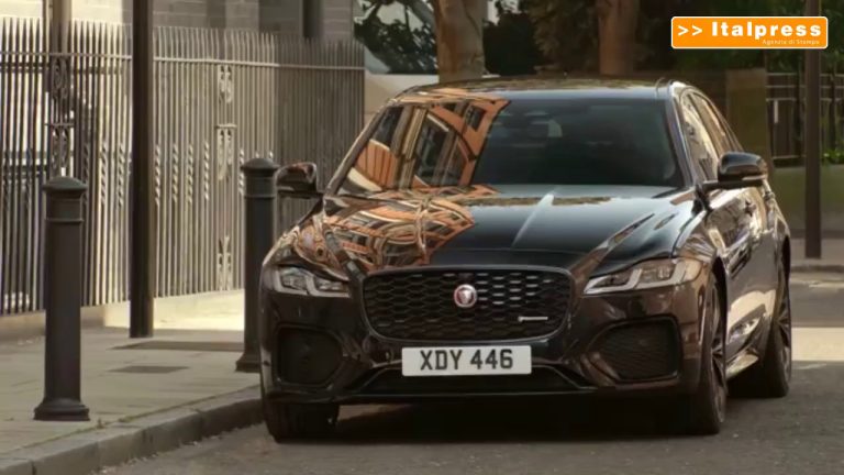 Jaguar XF, inseguimento tra le strade di Londra