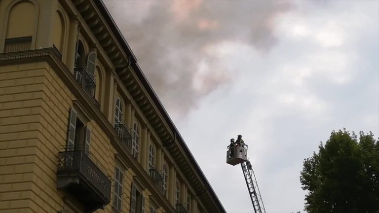 Torino, incendio in edificio in piazza Carlo Felice