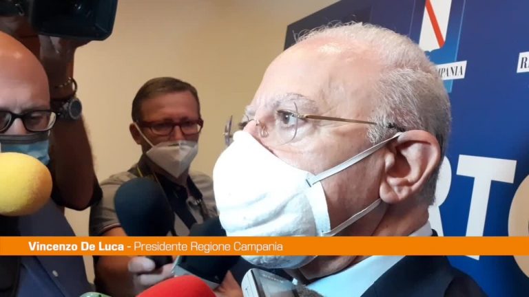 Blitz contro no vax, De Luca: “Usare pugno di ferro”