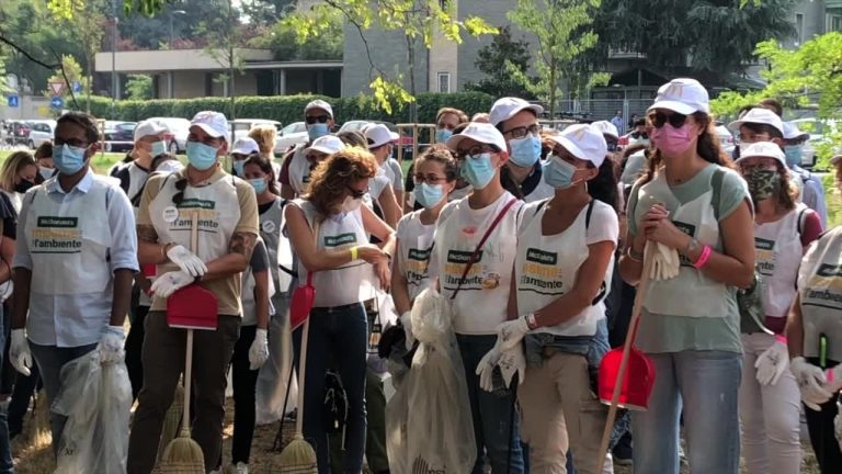 Milano, i volontari di McDonald’s puliscono parco Annarumma