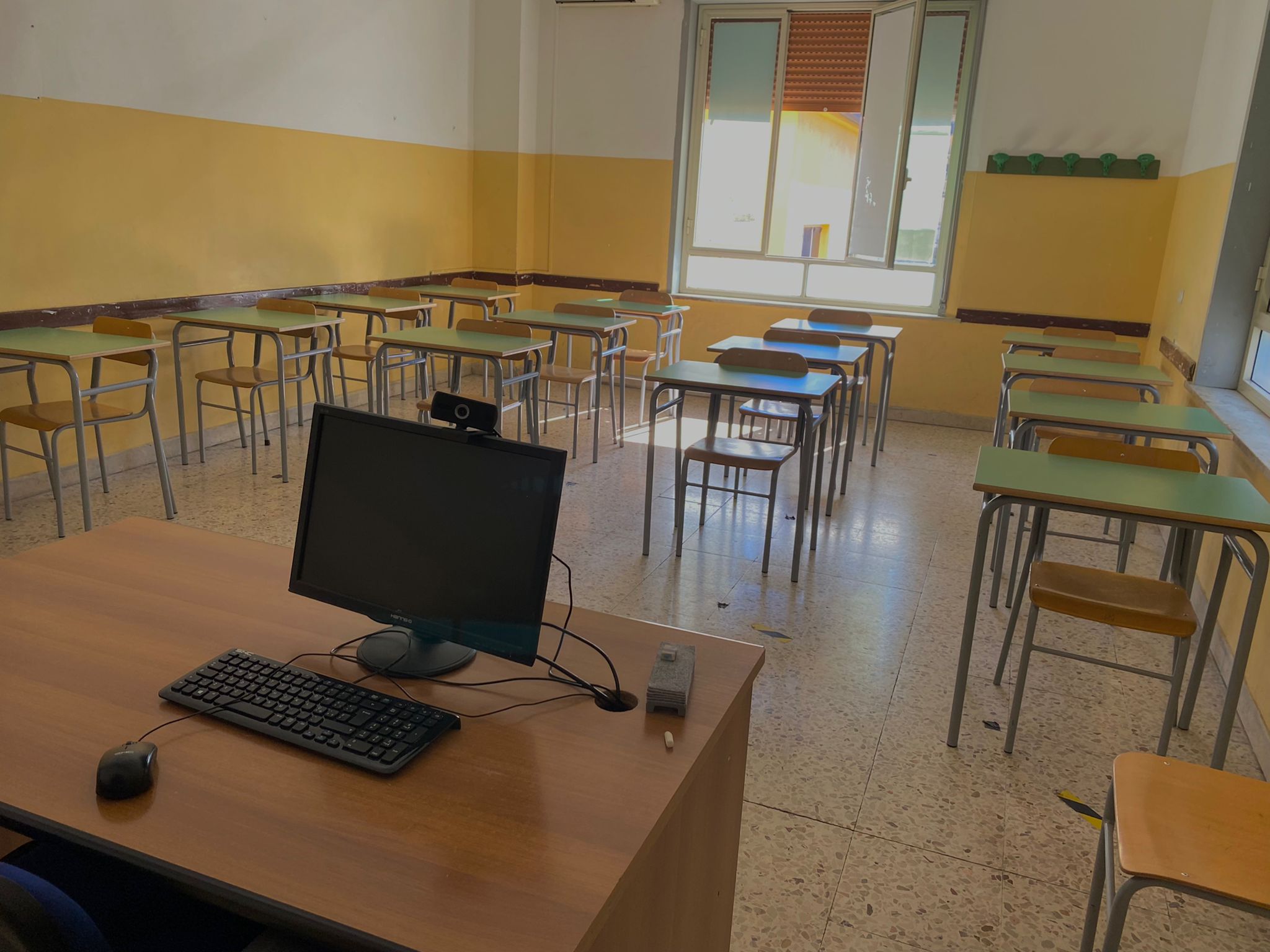 Palpeggia studentessa, docente nei guai