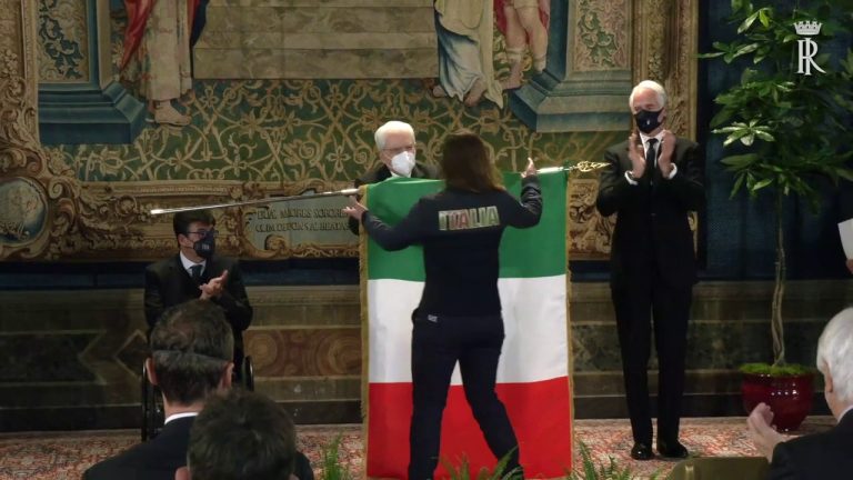 Mattarella consegna il tricolore agli alfieri di Pechino2022