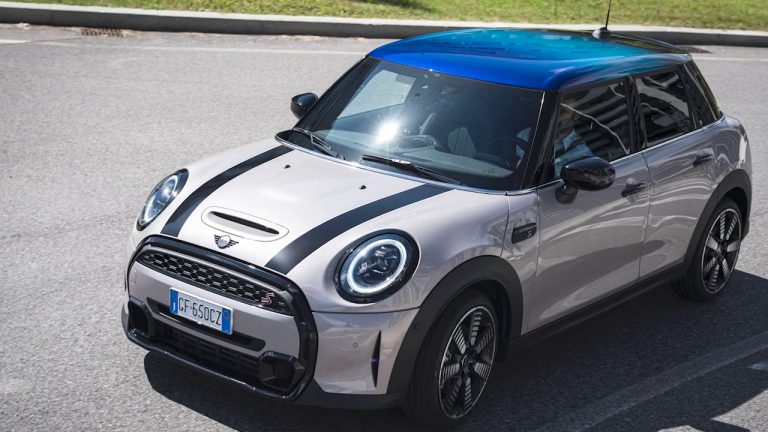 Mini Cooper 5 porte, più comoda e spaziosa ma con grinta