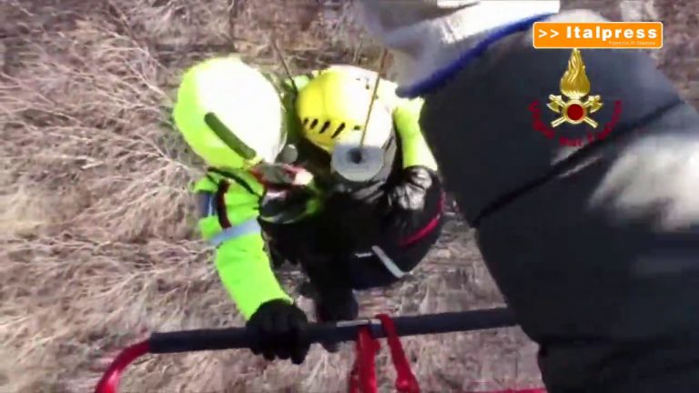 Vigili del fuoco soccorrono un uomo ferito nel varesotto