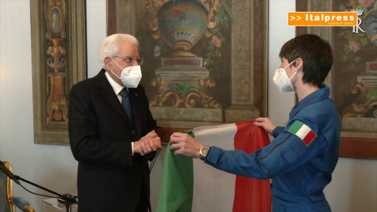 Mattarella consegna a Cristoforetti Tricolore che andrà nello spazio