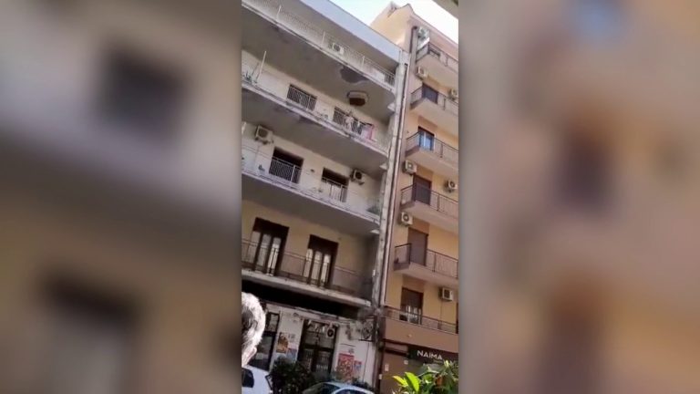 Catania, seminuda lancia oggetti da un balcone di via Etnea