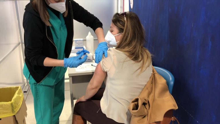 Covid, all’interno dell’aeroporto di Palermo un punto per vaccinarsi