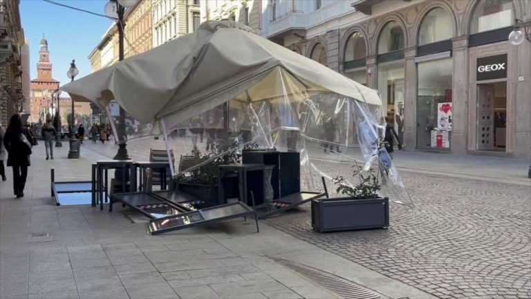 A Milano raffiche di vento fino a 90 km/h, danni al Castello Sforzesco