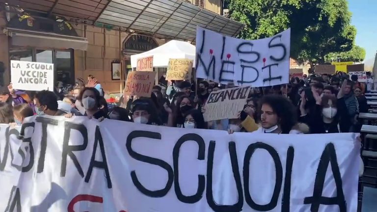 Studenti in piazza a Palermo: “Basta alternanza scuola-lavoro”