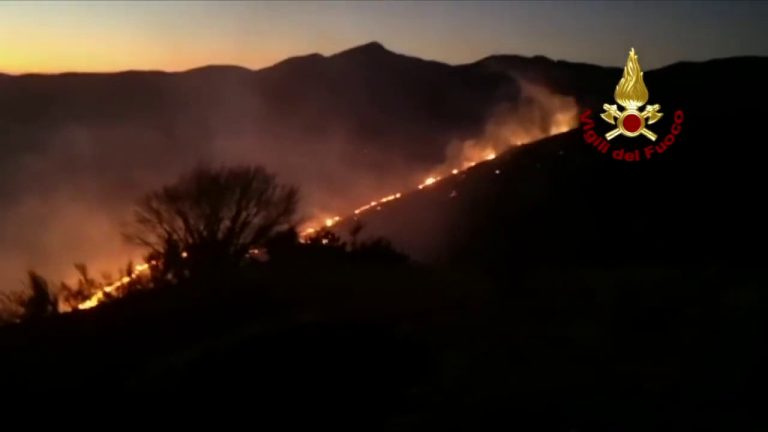 Grosso incendio a La Spezia, i Vigili del fuoco impegnati per ore