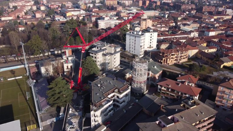 I lavori per abbattere la storica torre dell’acquedotto di Gorgonzola