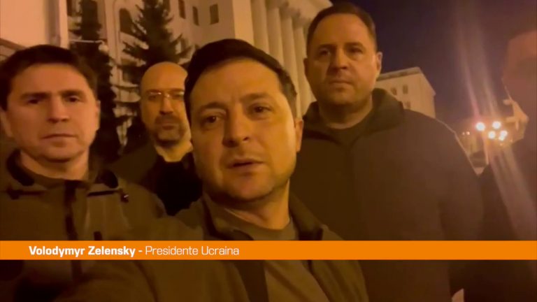 Ucraina, Zelensky “Restiamo a Kiev, difendiamo il nostro Stato”