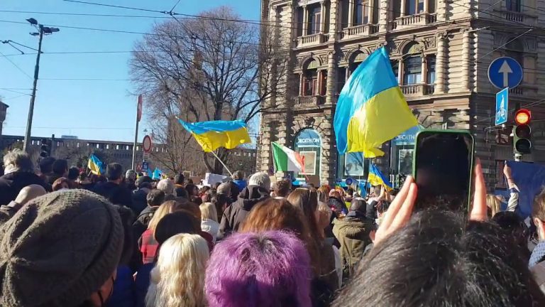 A Milano in migliaia manifestano per la pace in Ucraina