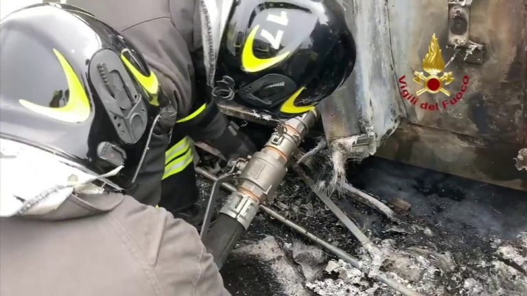 Incidente sulla A1, vigili del fuoco ancora al lavoro per la bonifica