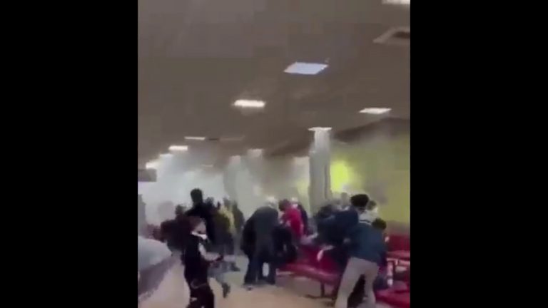 Il vento abbatte una parete, scene di panico all’aeroporto di Palermo