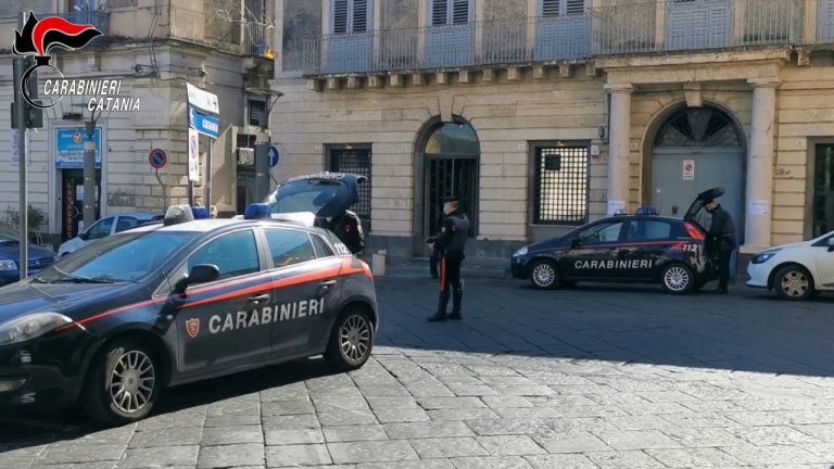 Chiede denaro per comprare la droga, arrestato nel catanese