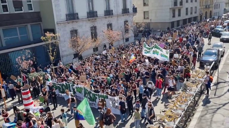 Studenti in piazza a Milano contro la guerra