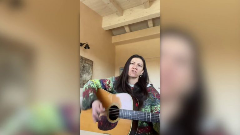 Elisa canta “Zombie” per i ragazzi russi arrestati perché protestavano