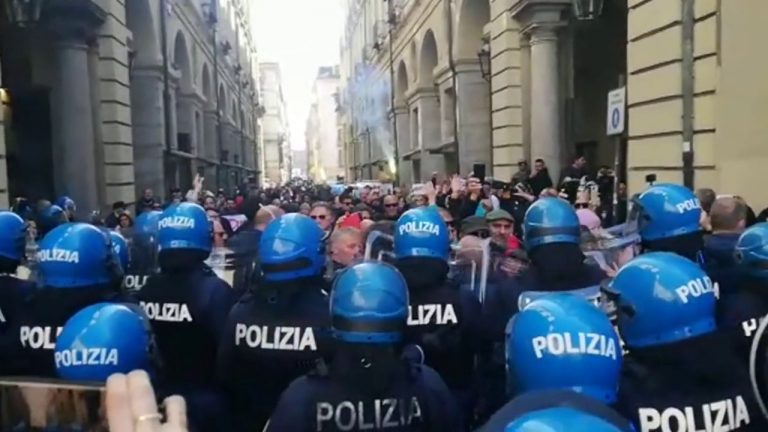 Torino, no vax protestano contro il premier Mario Draghi