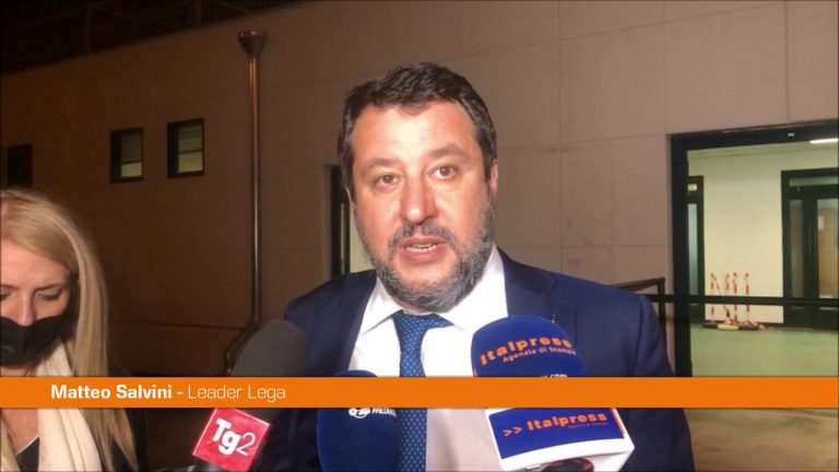 Open arms, Salvini: “Trattenuto 13 ore per un processo politico”