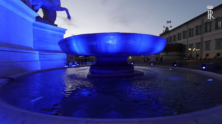 La fontana dei Dioscuri illuminata di blu per la Giornata dell’Autismo