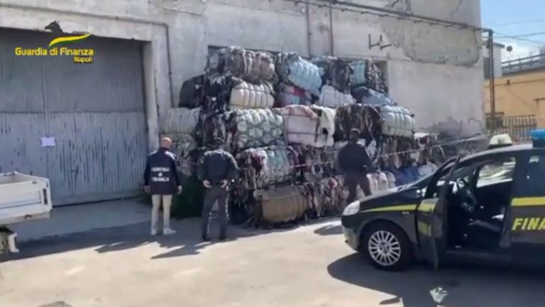 A Napoli sequestrate 1300 tonnellate di abiti usati