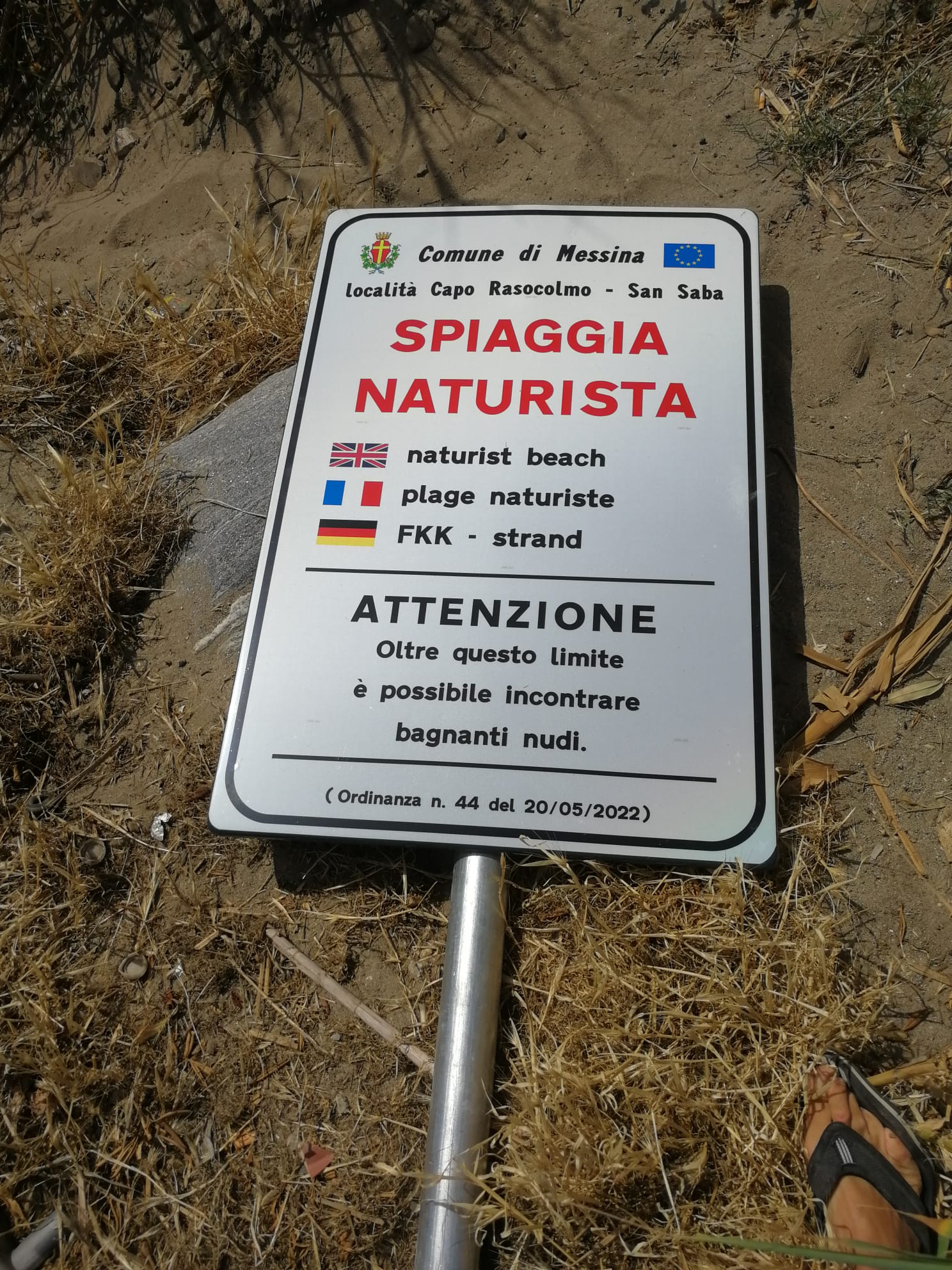 Spiaggia naturista, buttato giù il cartello. Duca (Arcigay): “Presenteremo denuncia”