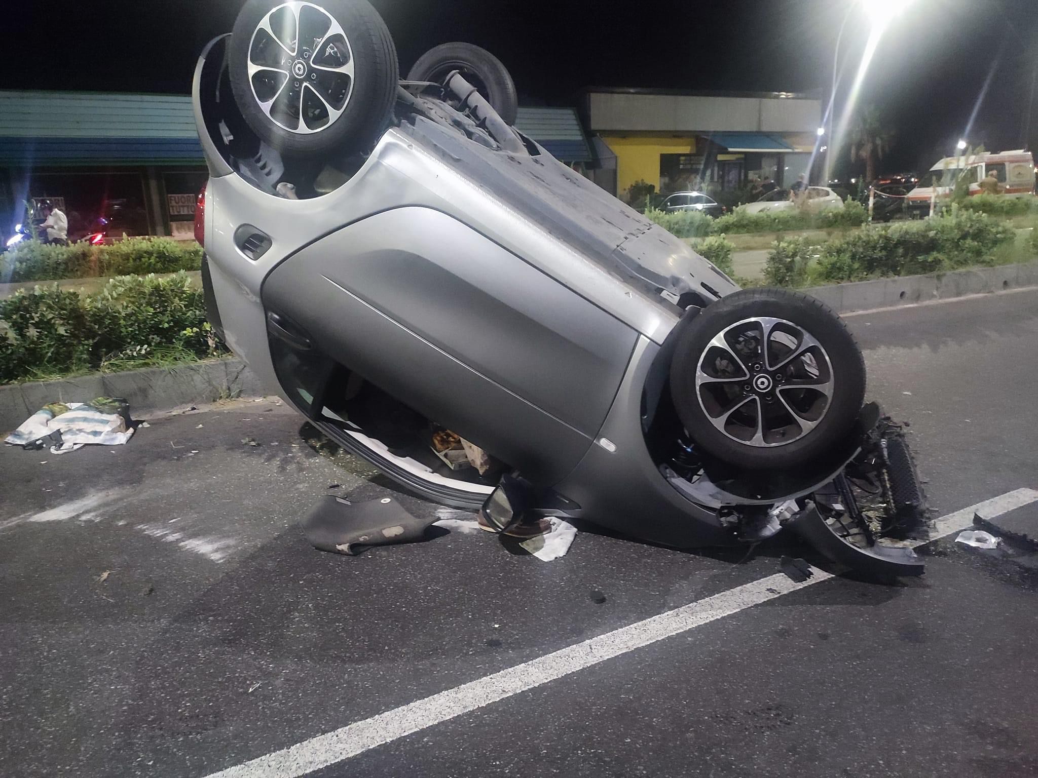 Incidente nella notte: Smart si ribalta sul viale della Libertà