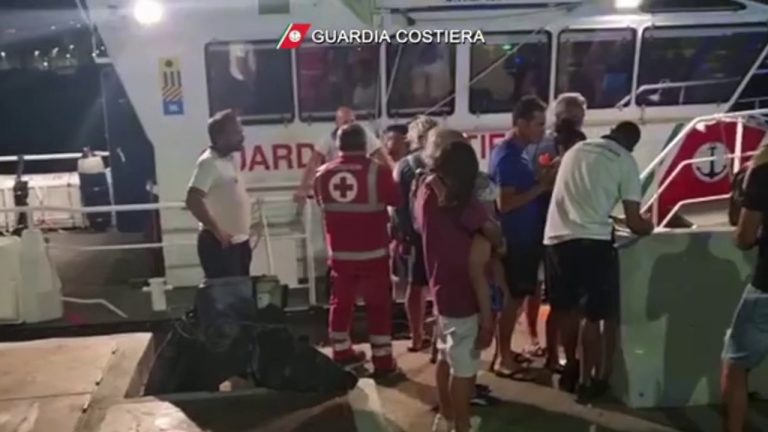 Incendio a Pantelleria, turisti evacuati dalla Guardia Costiera