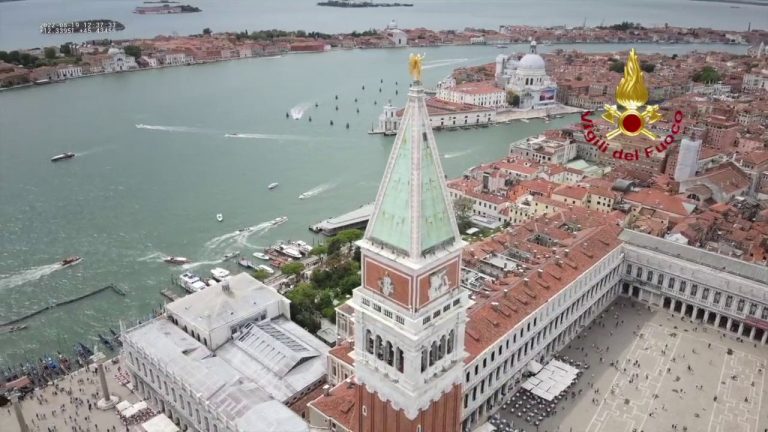 Maltempo, a Venezia un drone ispeziona il campanile San Marco