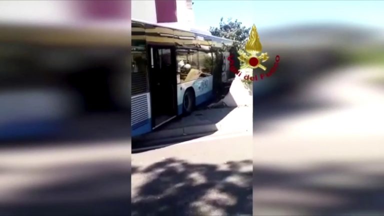 Jesolo, autobus si scontra con un’auto, tre feriti