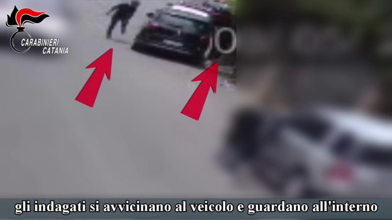 Rubano un’auto in meno di 20 secondi, presi padre e figlio a Catania