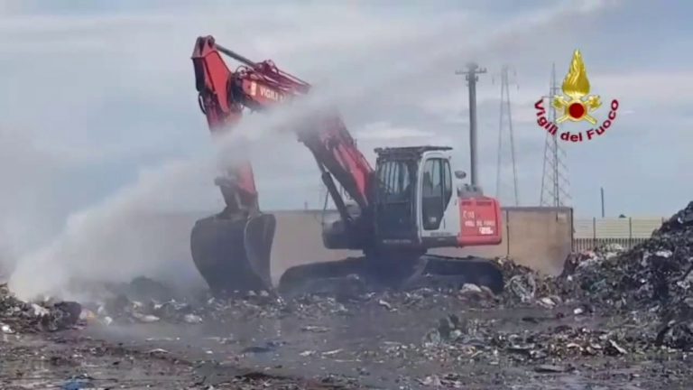 Incendio all’impianto di rifiuti di Augusta, l’area messa in sicurezzat