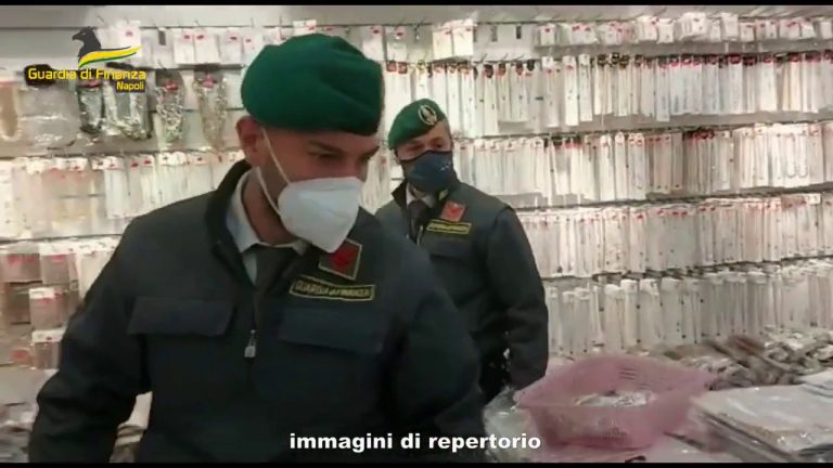 Sequestrati a Napoli 250 mila articoli pericolosi, 23 denunciati