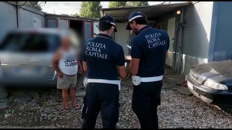 Controlli nel campo nomadi di via Candoni a Roma, 350 identificati