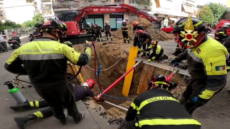 Roma, in salvo l’uomo sepolto nel crollo di uno scavo sotterraneo