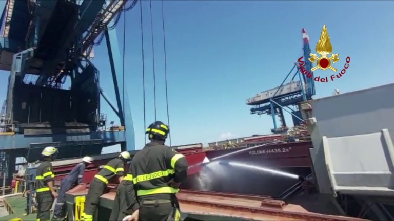 A Porto Torres  si surriscalda nave piena di carbone